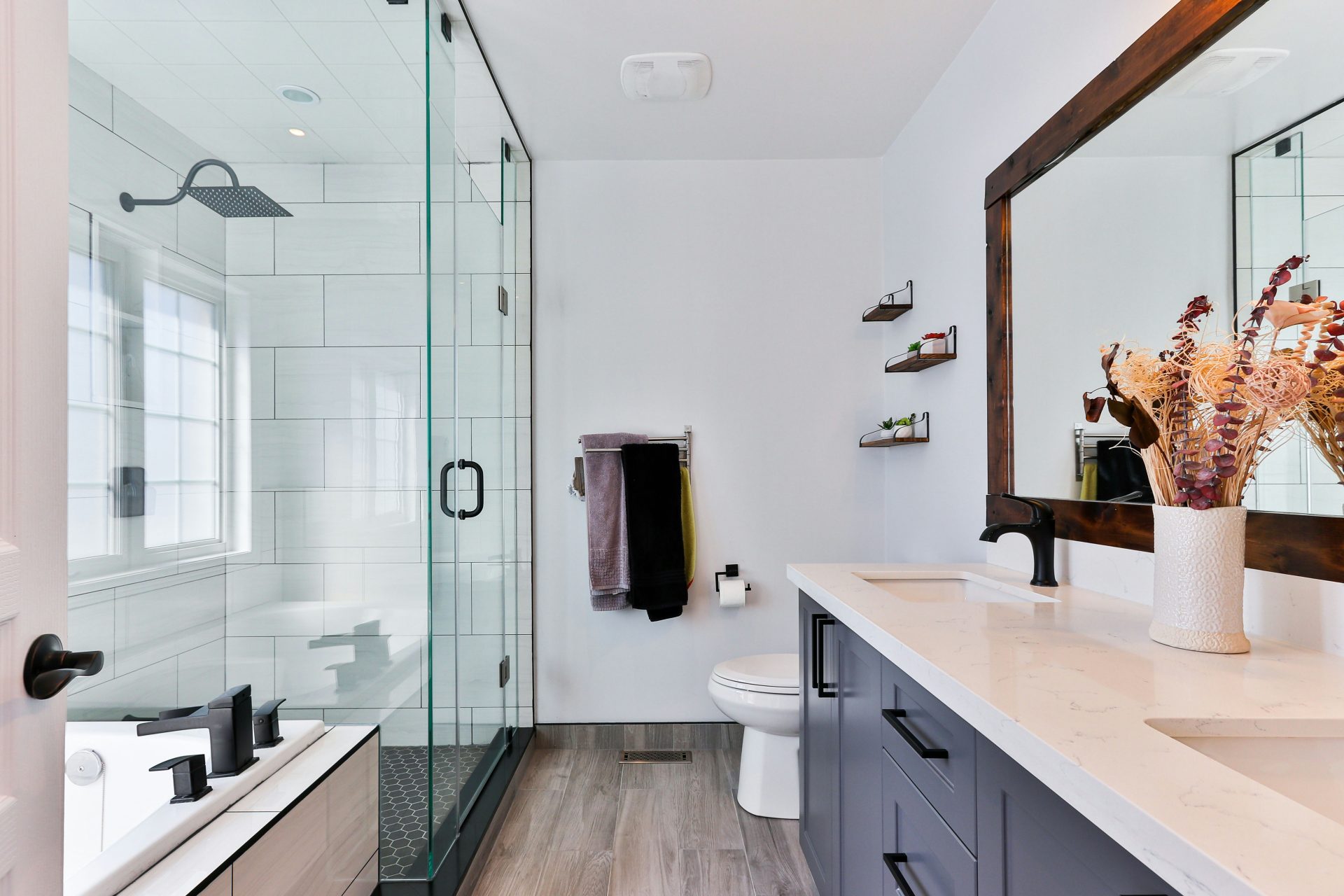 Baño moderno con ducha y lavabo.